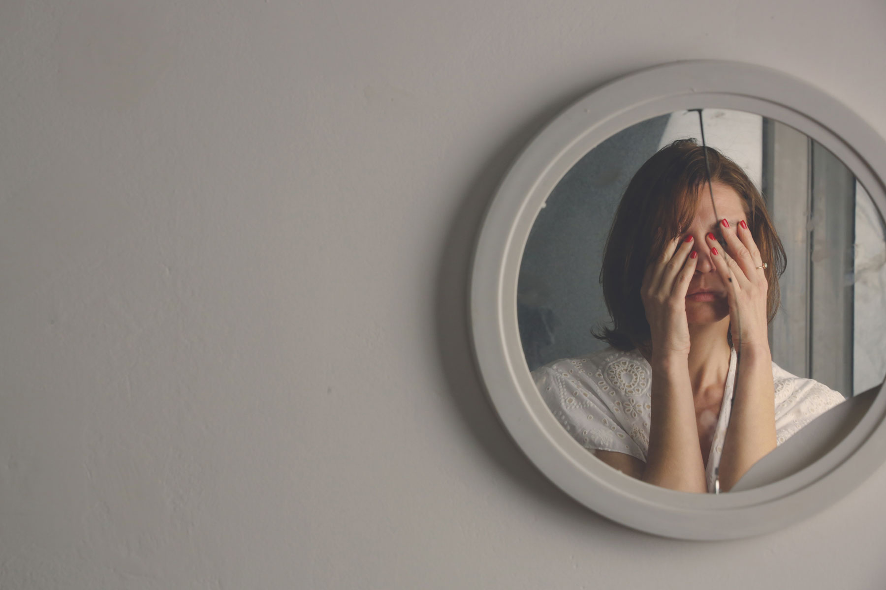 a person can't look themselves in the mirror as they wonder about histrionic personality disorder vs bpd